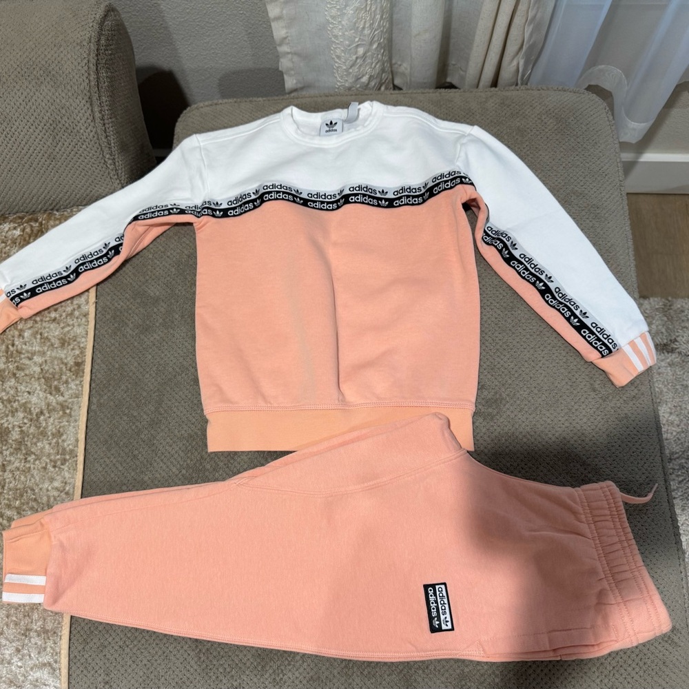 New! 7/8 kids Adidas 2 pieces suit with Logo Patch